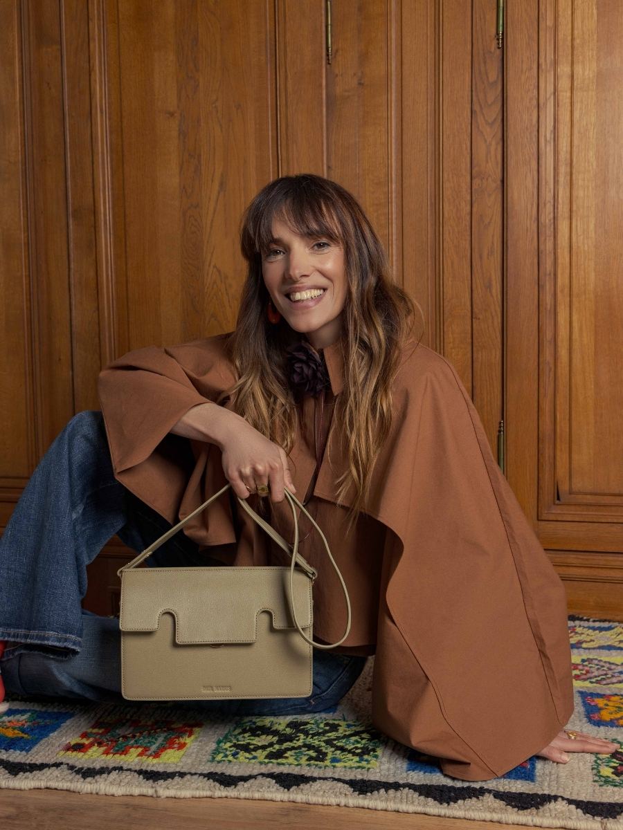 bolso-baguette-cuero-gabrielle-almendra-vista-lateral-w42-al