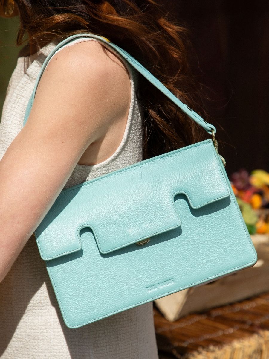 foto-vista-frontal-bolso-baguette-cuero-azul-gabrielle-azur-azul-cielo-paul-marius-w42-az-l-blu