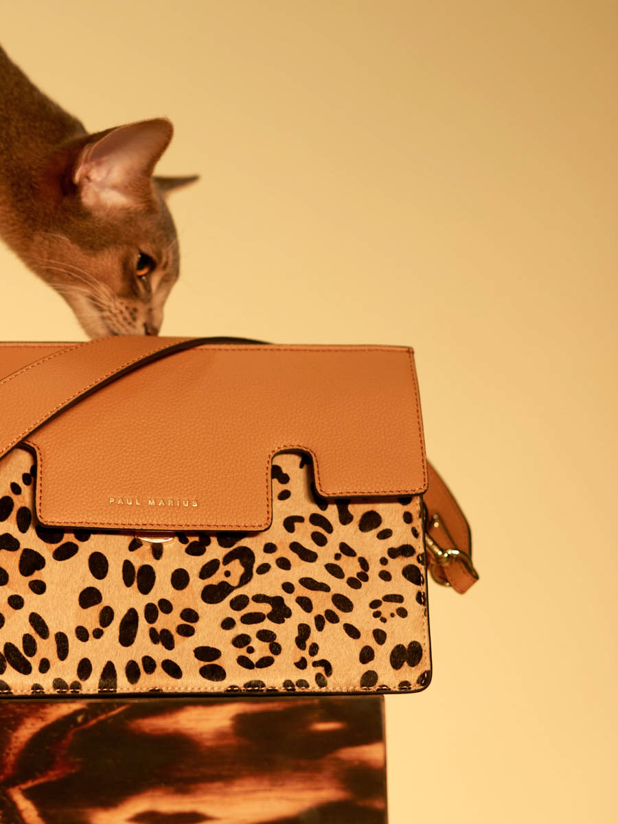 bolso-baguette-cuero-Gabrielle-leopardo-beige-vista-lateral-W42-lp-bei