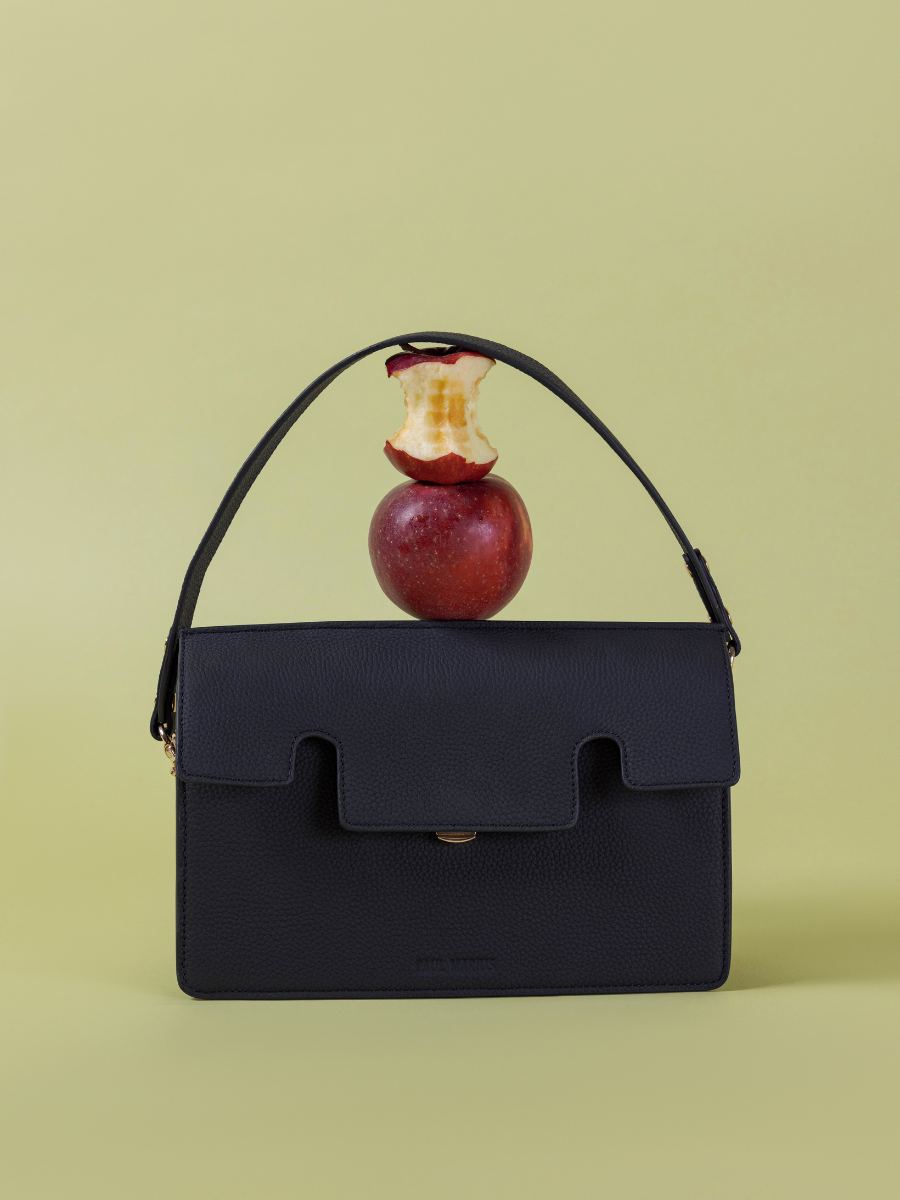 bolso-baguette-de-cuero-gabrielle-negro-carbón-vista-zoom-material-w42-bm-b