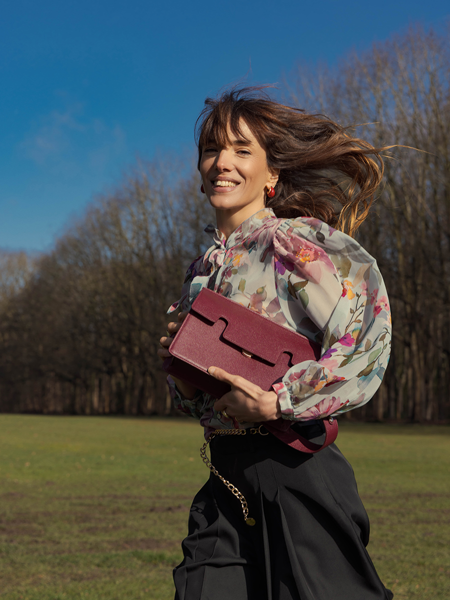 bolso-baguette-cuero-gabrielle-púrpura-vista-lateral-w42-p