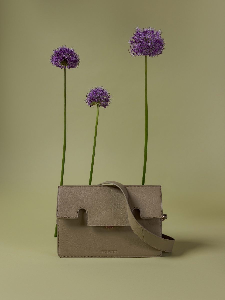 bolso-baguette-de-cuero-gabrielle-almendra-vista-zoom-material-w42-al