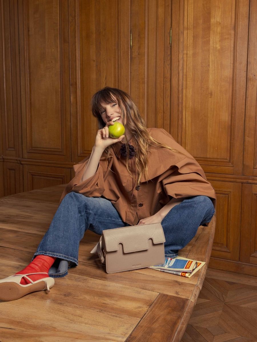 bolso-baguette-de-cuero-gabrielle-taupe-vista-lateral-w42-bei