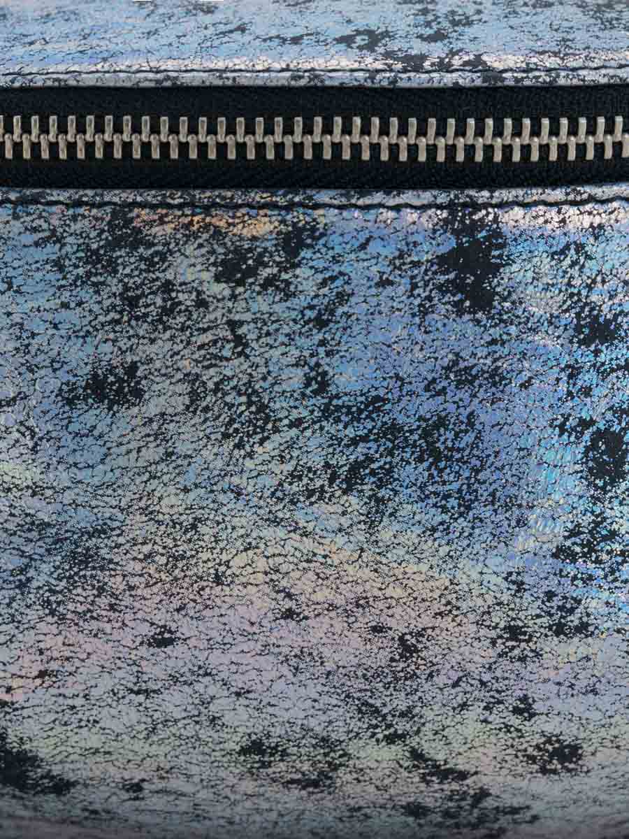 foto-en-primer-plano-material-banana-cuero-holográfico-labanane-xs-galaxie-paul-marius-m503xs-gal