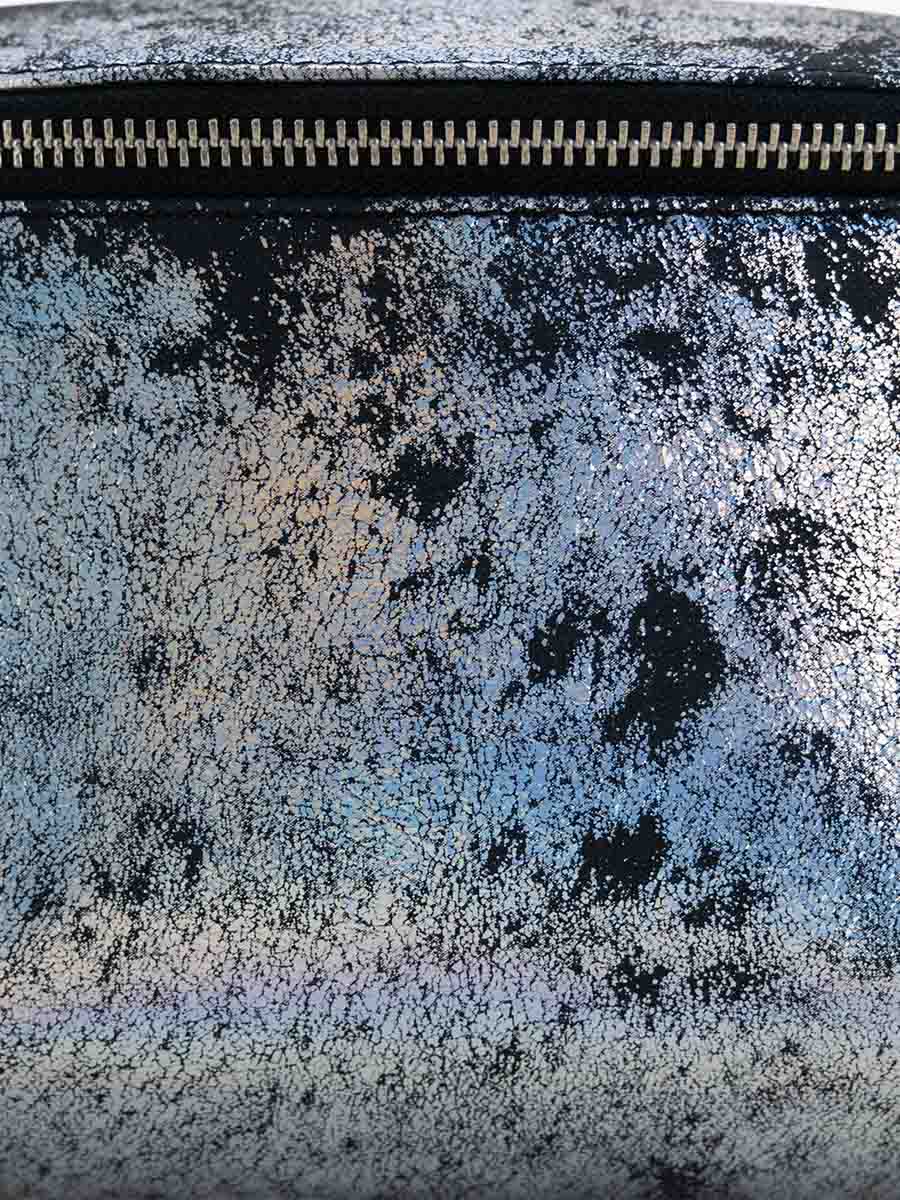 foto-en-primer-plano-material-banana-cuero-holográfico-labanane-galaxie-paul-marius-m503-gal