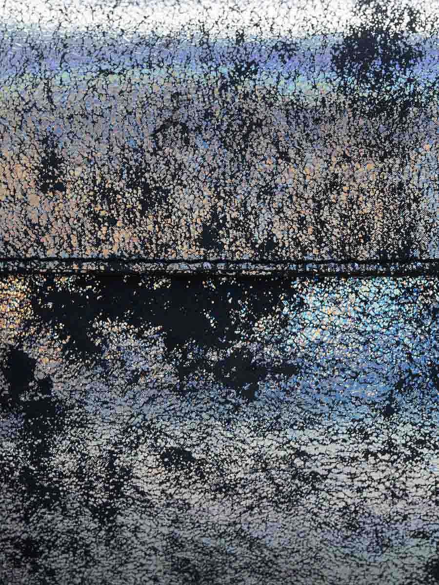 foto-en-primer-plano-material-bolso-bandolera-cuero-holográfico-lartisane-galaxie-paul-marius-p02-gal