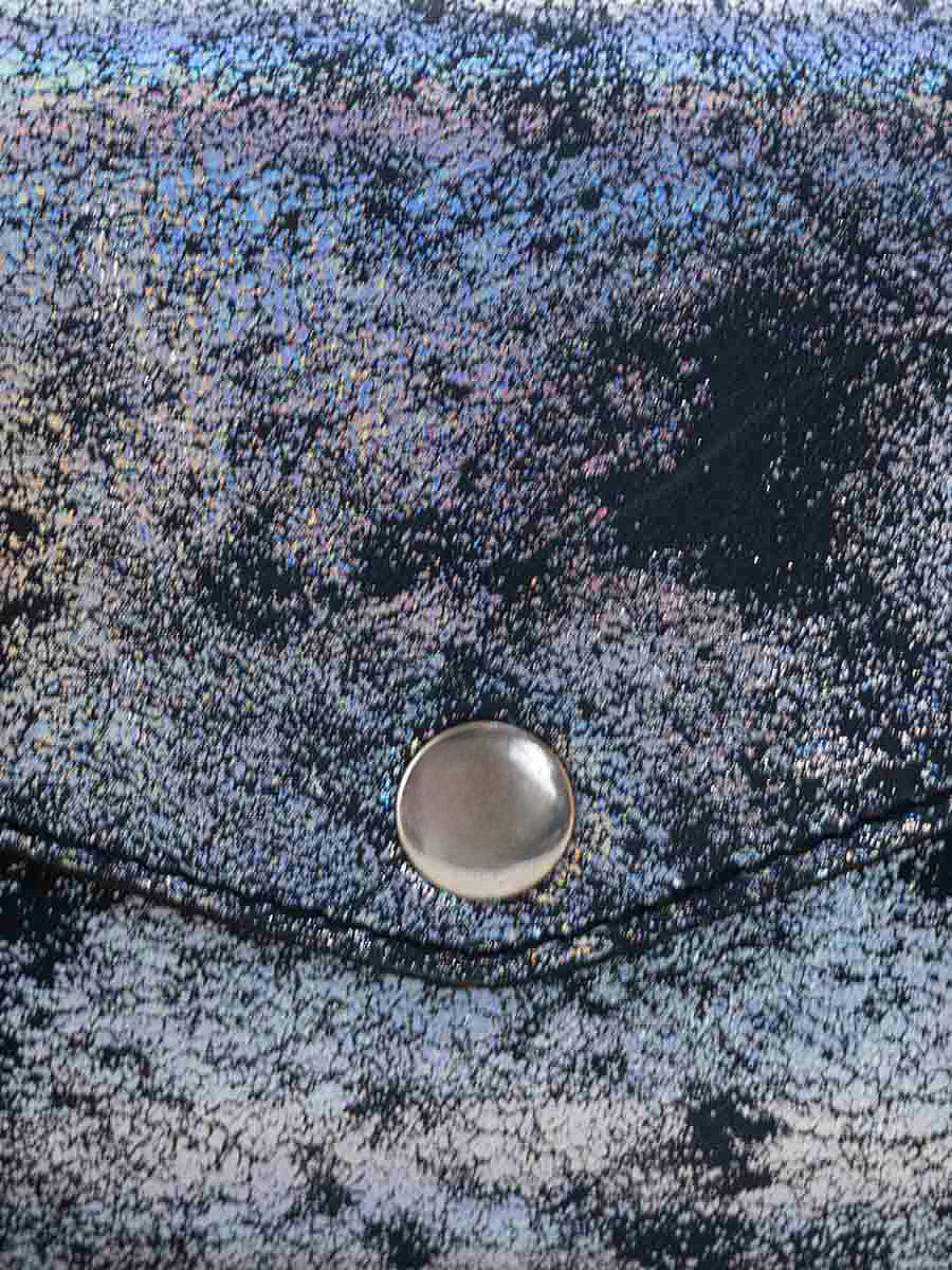 foto-en-primer-plano-material-bandolera-cuero-holográfico-lemini-indispensable-galaxie-paul-marius-w08s-gal