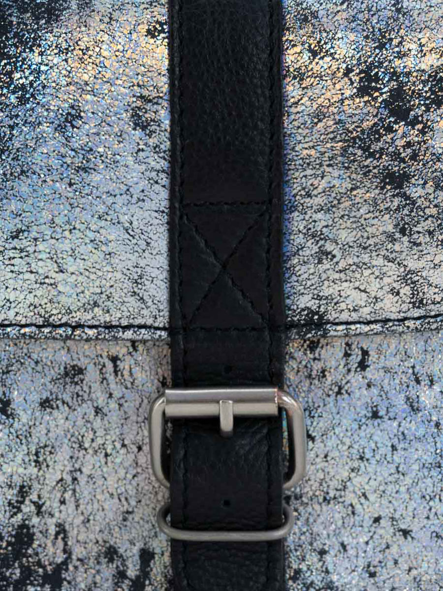 foto-en-primer-plano-material-bolso-bandolera-cuero-holográfico-lessentiel-galaxie-paul-marius-m21-gal