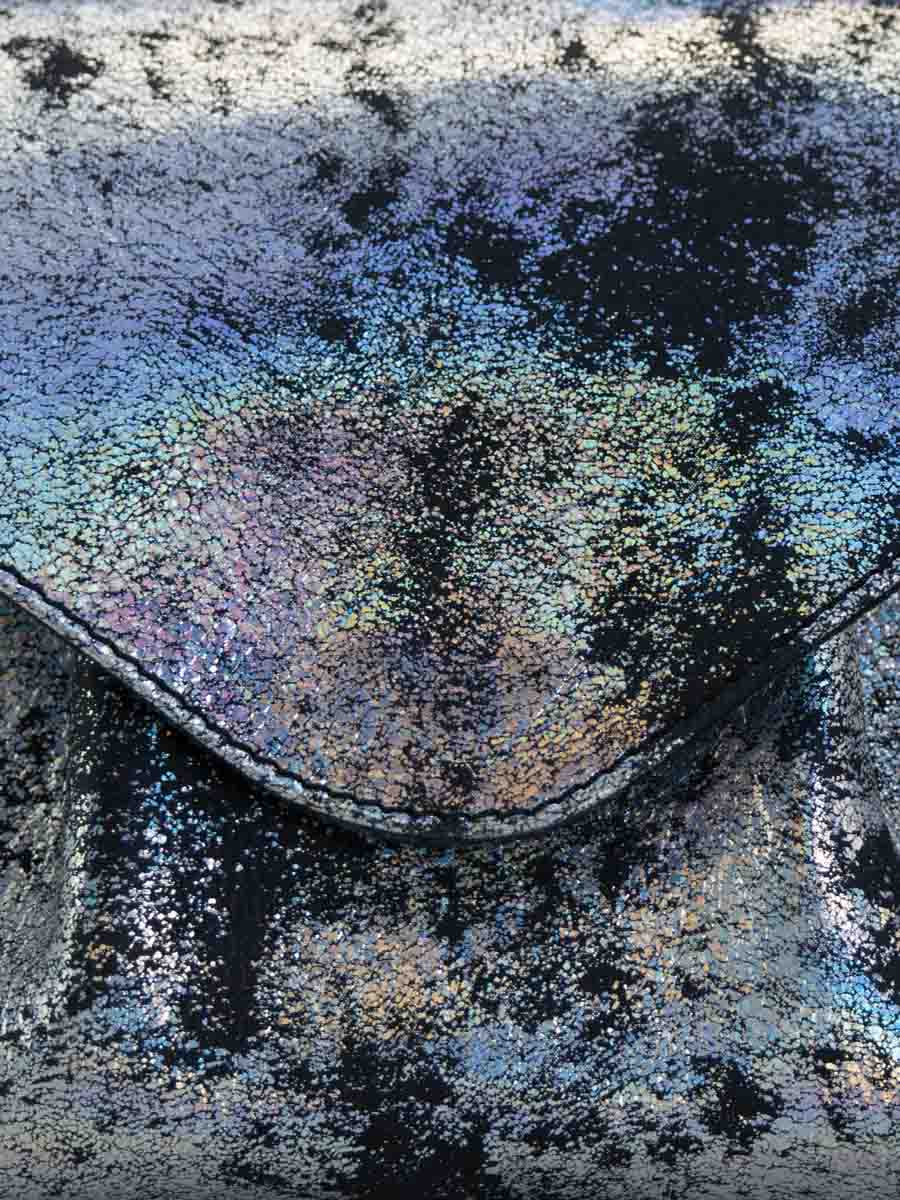 foto-en-primer-plano-material-bolso-bandolera-cuero-holográfico-suzon-m-galaxie-paul-marius-w25m-gal