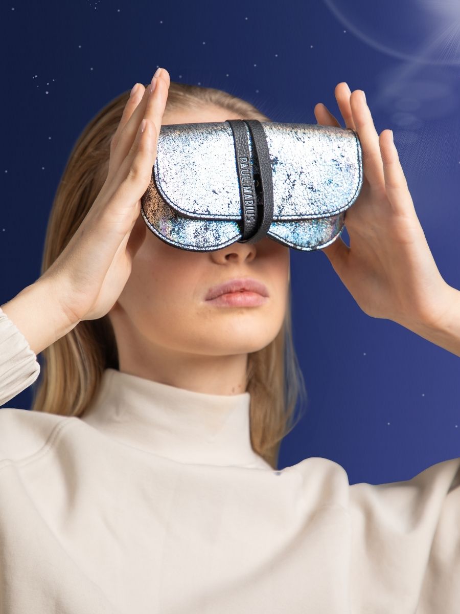foto-vista-frontal-estuche-para-gafas-holográfico-estuche-para-gafas-galaxie-paul-marius-m49-gal