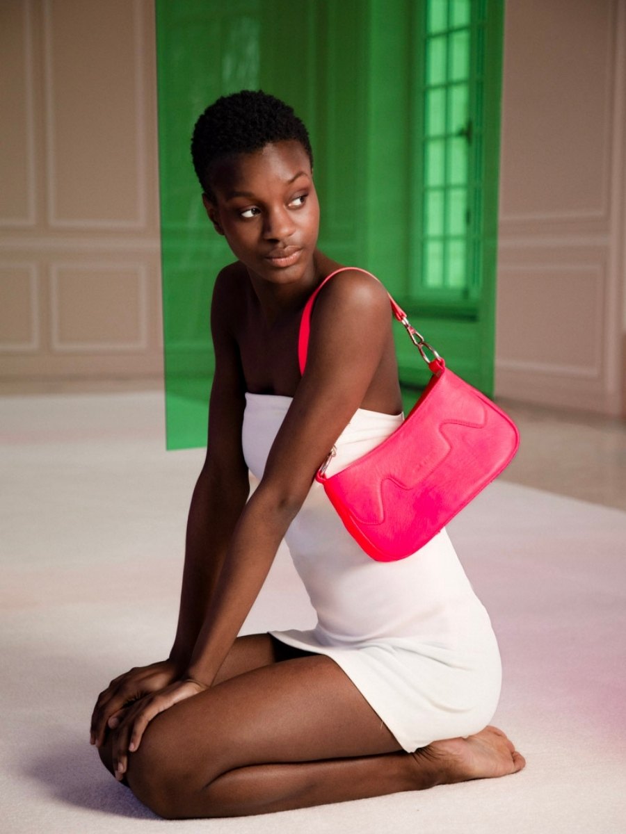foto-vista-frontal-bolso-media-luna-cuero-rosa-garance-neon-paul-marius-w40-ne-pi