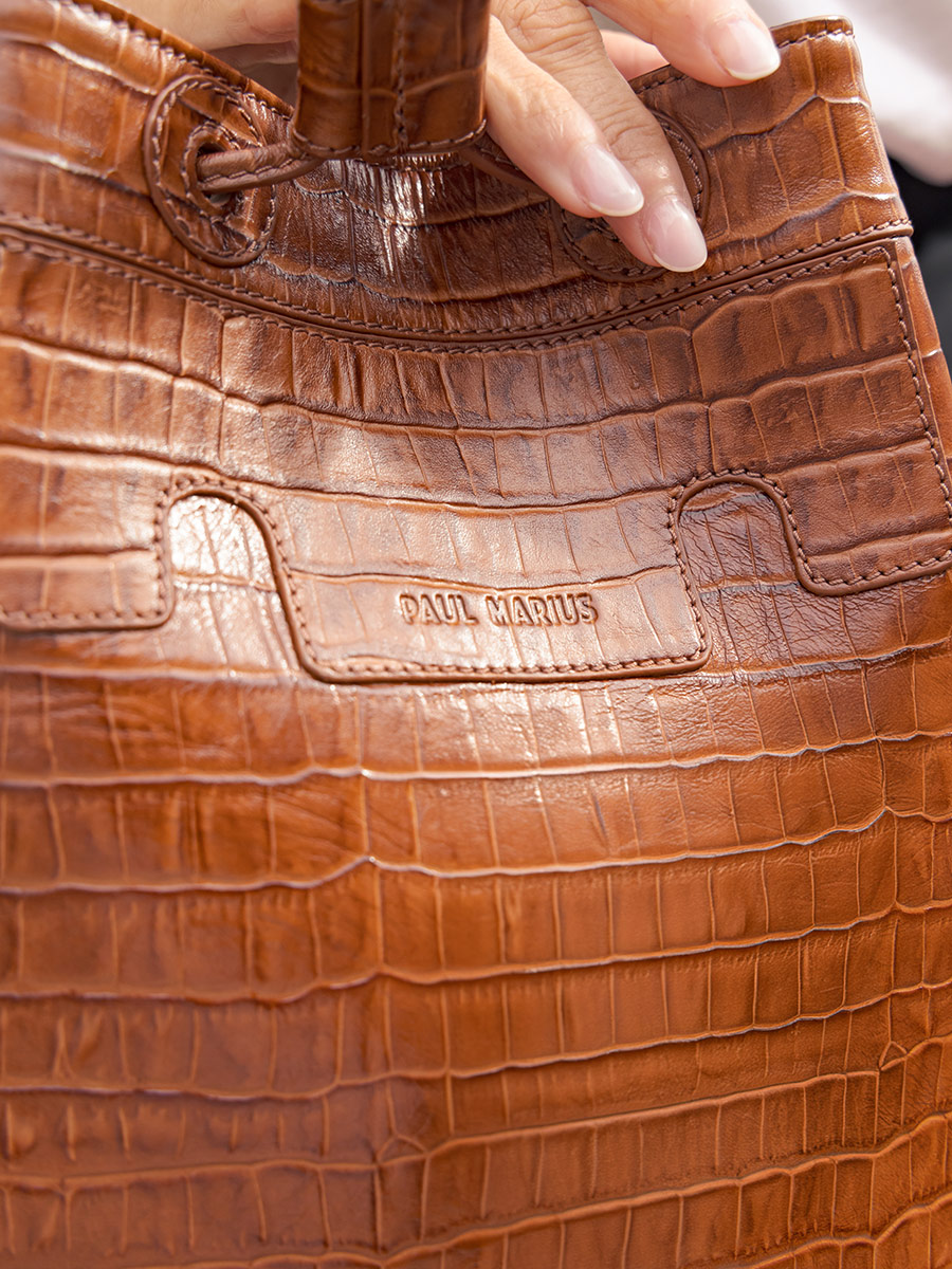 foto-vista-zoom-material-bolso-cubo-cuero-marrón-capucine-heritage-paul-marius-w39-cr-db