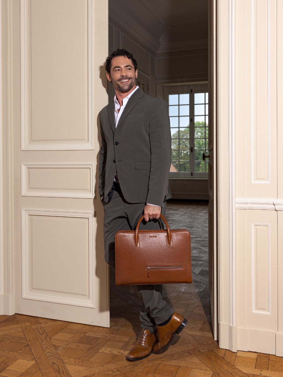 foto-vista-zoom-material-portadocumentos-cuero-unisex-marrón-jean-natural-paul-marius-b09-l