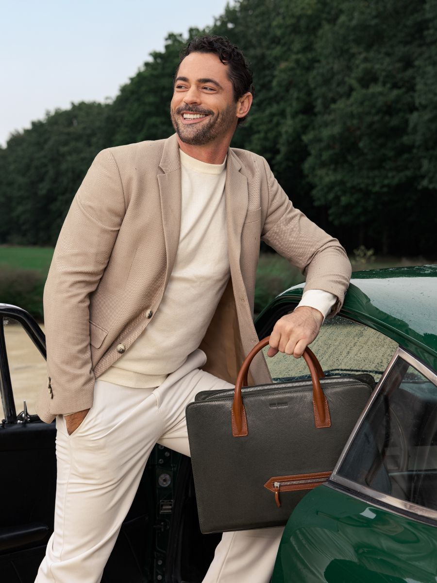 foto-vista-zoom-material-portadocumentos-cuero-unisex-verde-marrón-jean-verde-inglés-natural-paul-marius-b09-gr-l