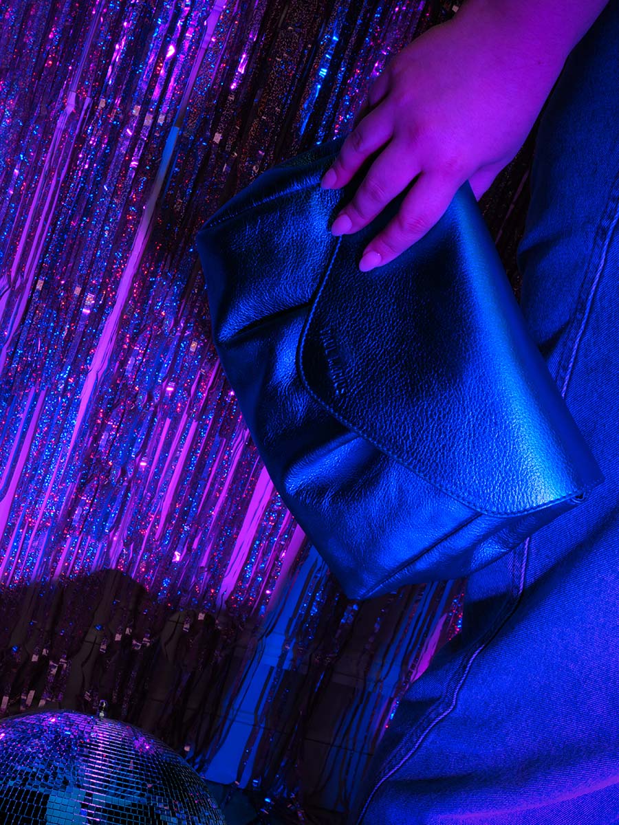 foto-bolso-bandolera-cuero-mujer-azul-suzon-m-ultraviolet-paul-marius