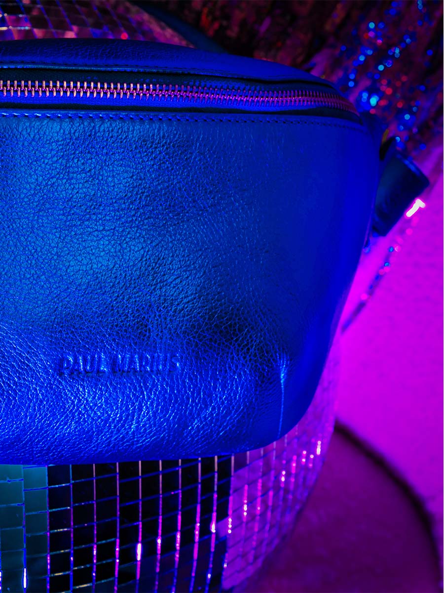 foto-portafolio-bolsa-banana-cuero-mujer-azul-labanane-ultraviolet-paul-marius-m503-uv-b