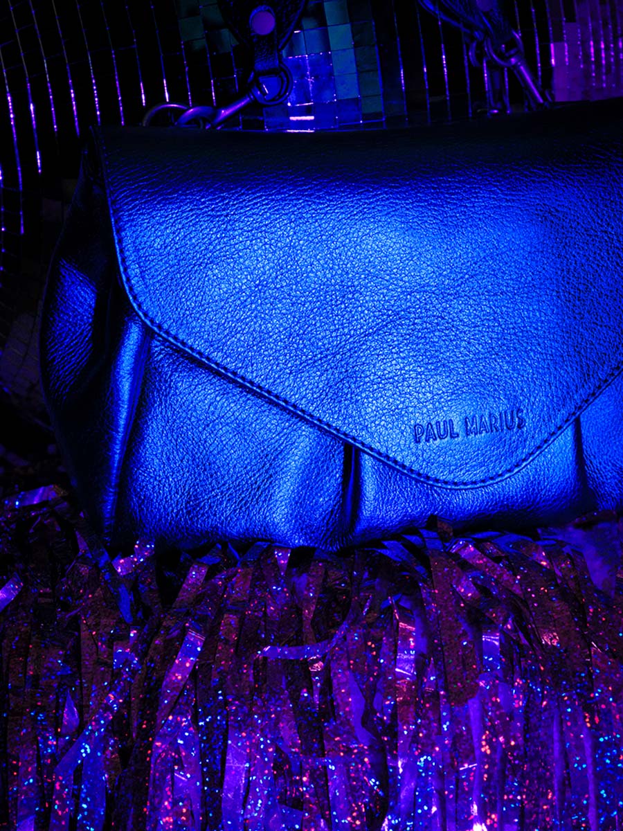 foto-material-bolso-bandolera-cuero-mujer-azul-suzon-m-ultraviolet-paul-marius