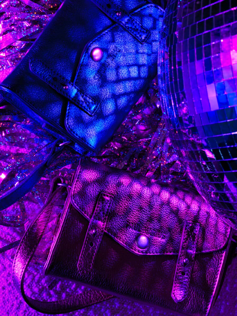 foto-bolso-bandolera-cuero-mujer-azul-el-mini-indispensable-ultraviolet-paul-marius