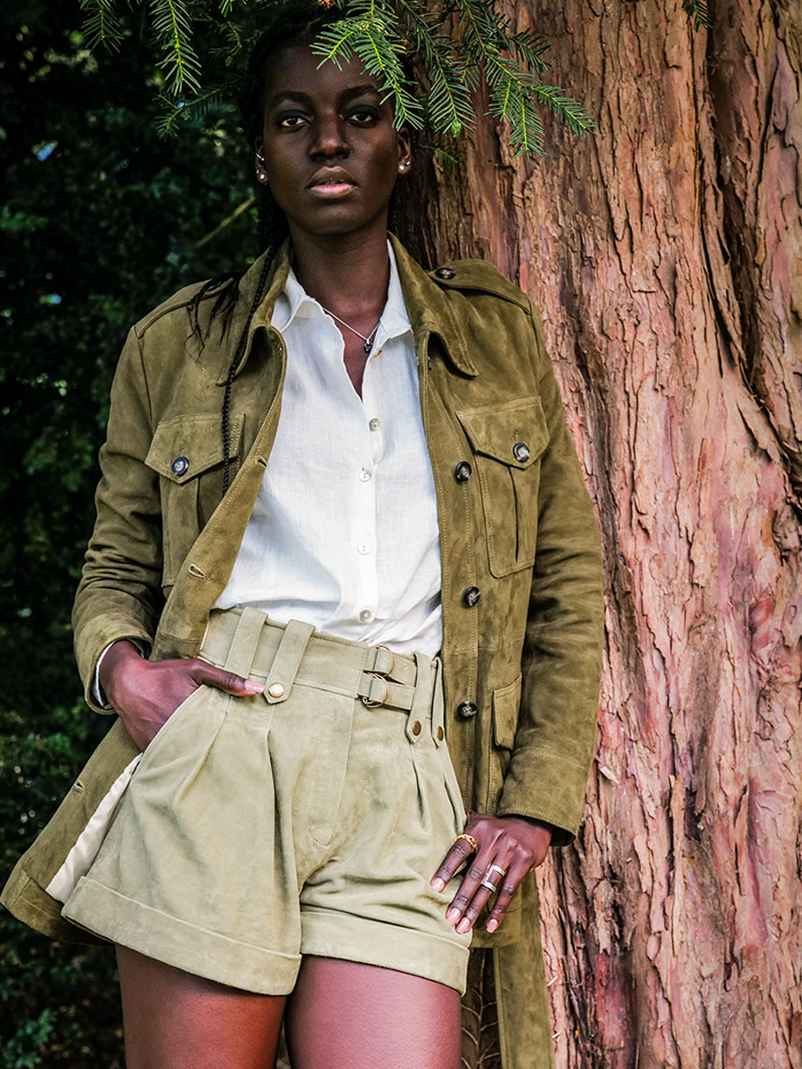 foto-vestida-chaqueta-sahariana-caqui-cuero-mujer-lasaharienne-caqui-rodeo-paul-marius