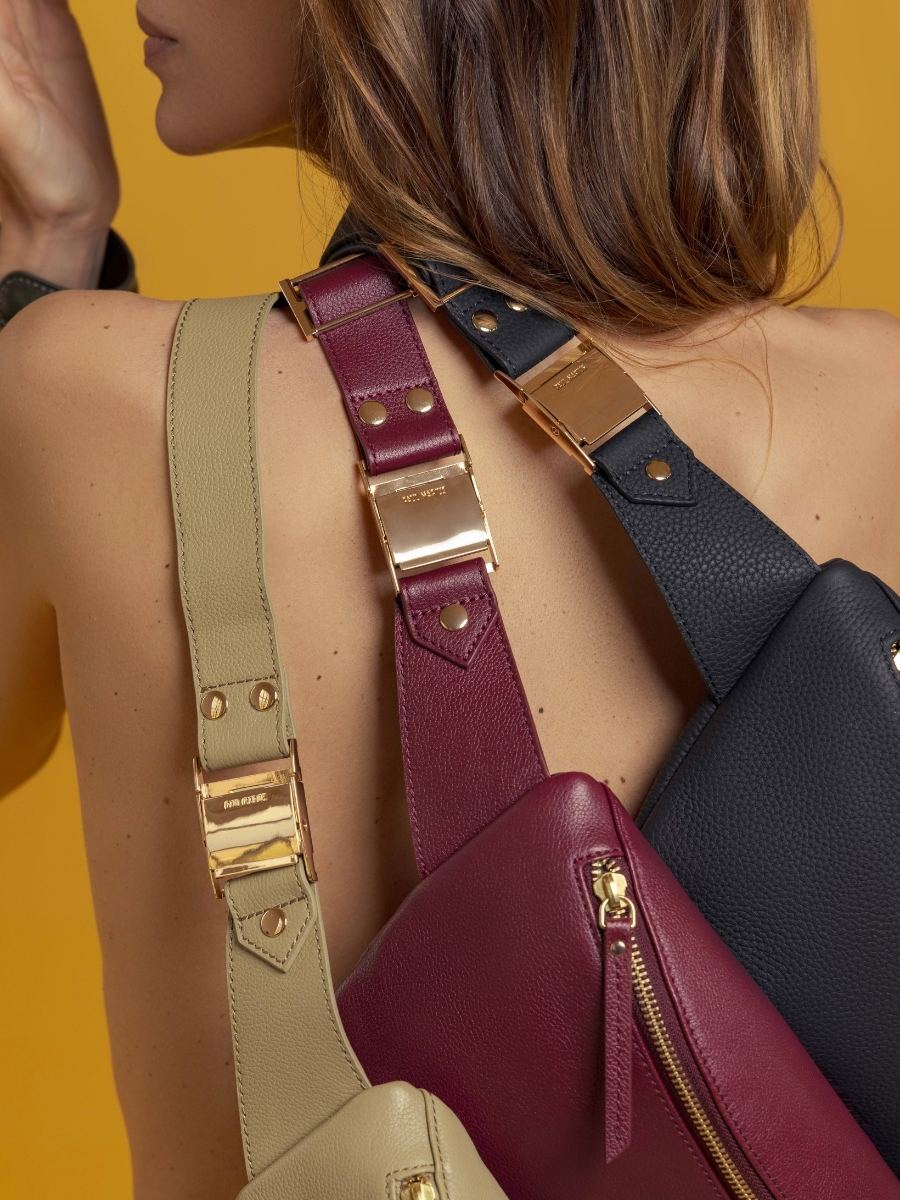 bolsa-banana-cuero-labanane-almendra-vista-lateral-m503-al