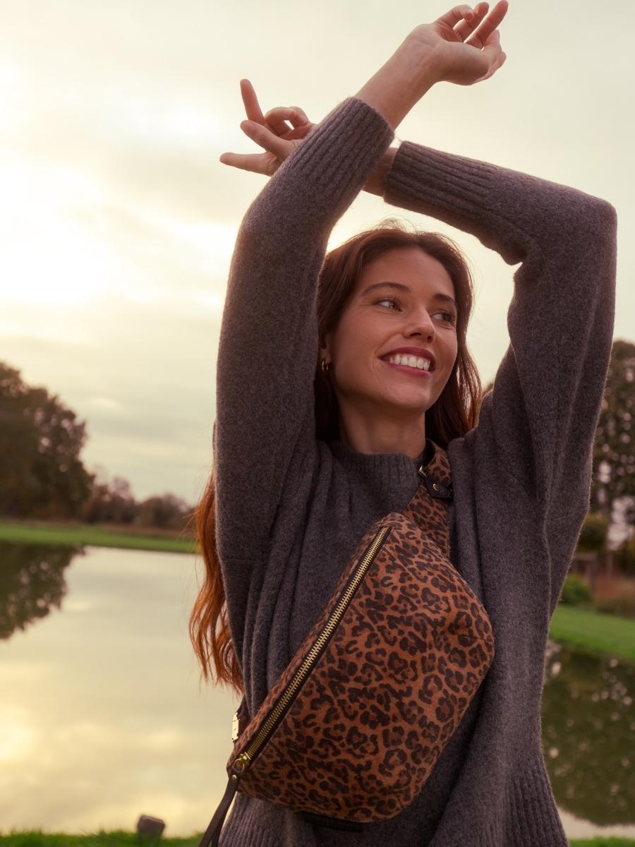 foto-vista-bolso-banana-cuero-leopardo-negro-labanane-leopard-noir-paul-marius-m503-lp-b