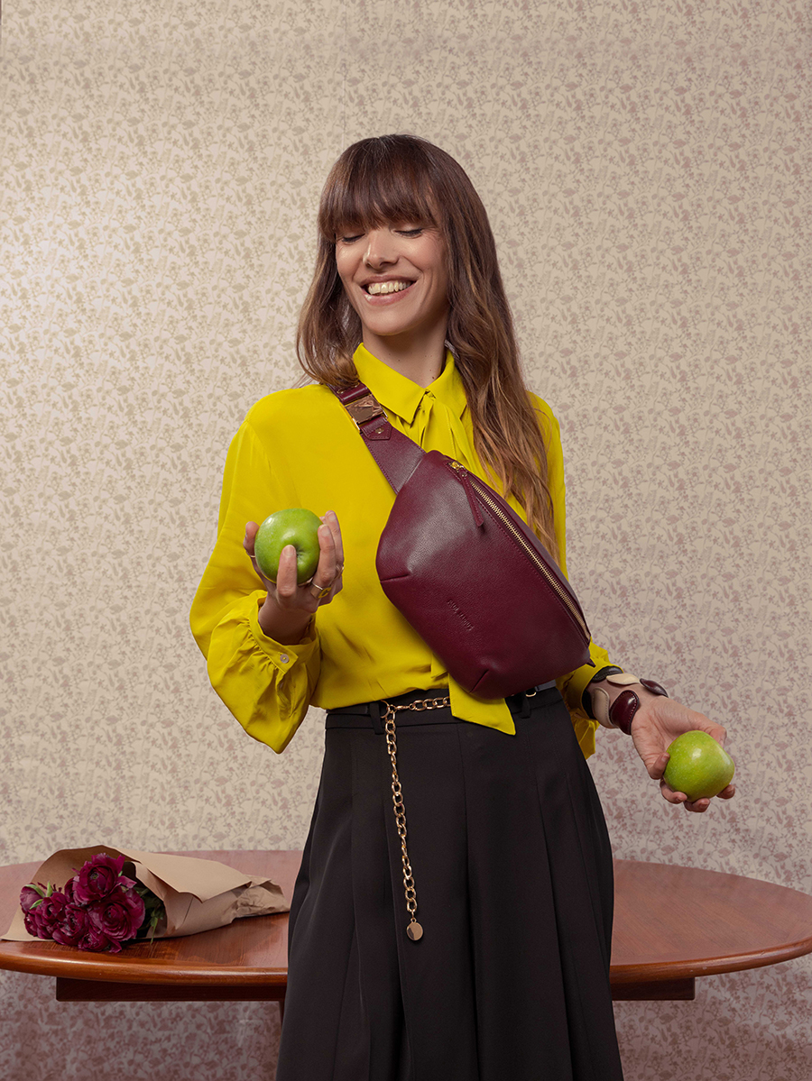 bolsa-banana-de-cuero-labanane-morada-vista-lateral-m503-p