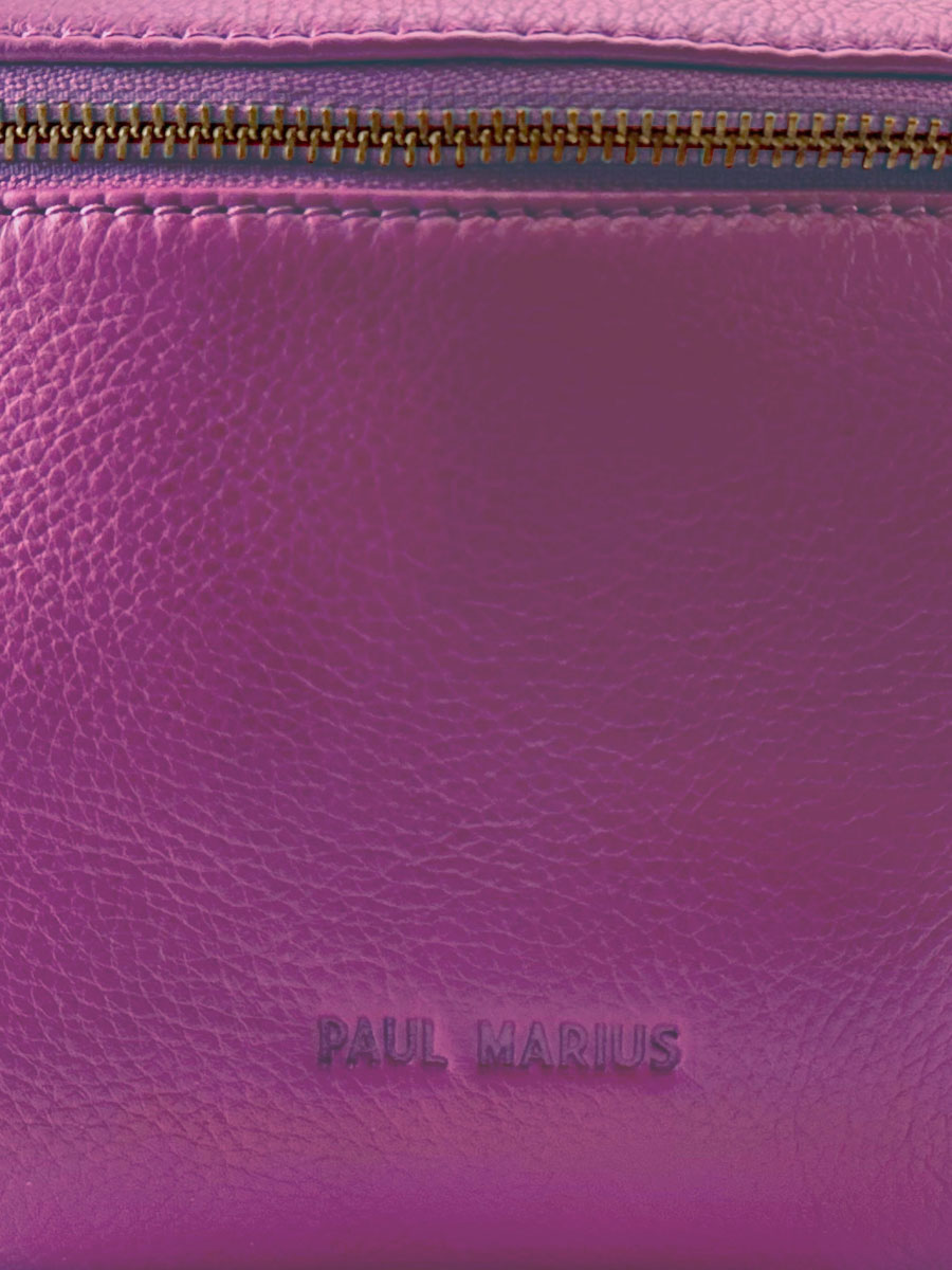 foto-en-primer-plano-material-bolso-banana-cuero-morado-labanane-sorbet-cassis-paul-marius-m503-sb-p