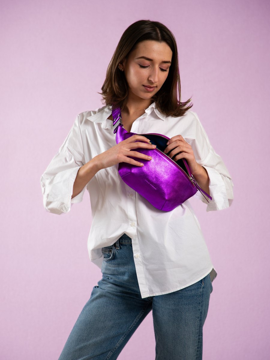 foto-vista-bolso-banana-cuero-violeta-metalizado-labanane-bonbon-paul-marius-m503-m-p