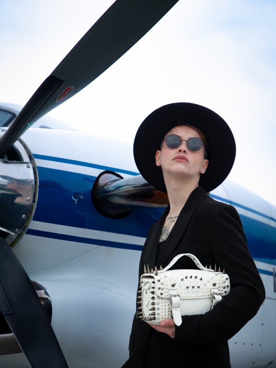 foto-vista-bolso-bandolera-cuero-blanco-lartisane-edition-noire-opus-paul-marius-p02-bed-op4-w