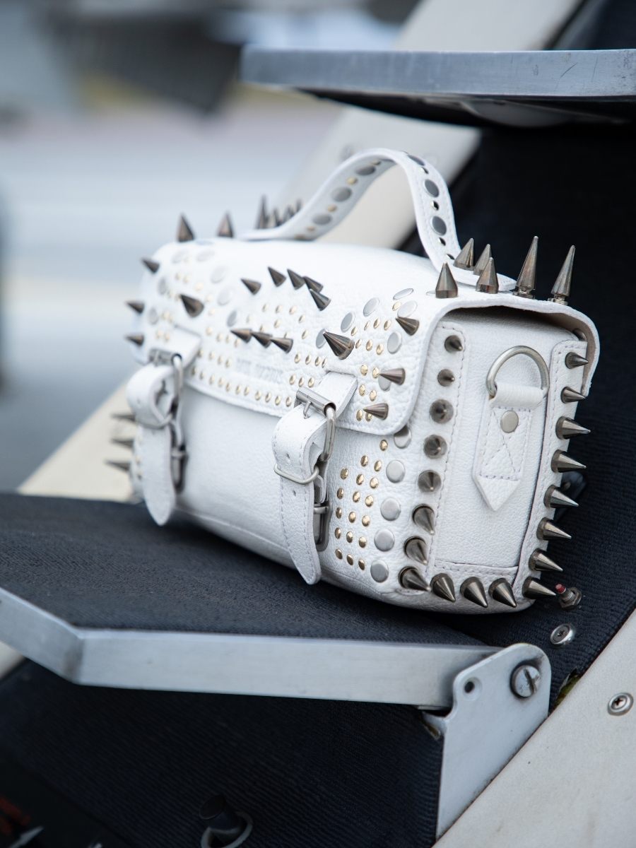 foto-vista-zoom-material-bolso-bandolera-cuero-blanco-lartisane-edition-noire-opus-paul-marius-p02-bed-op4-w