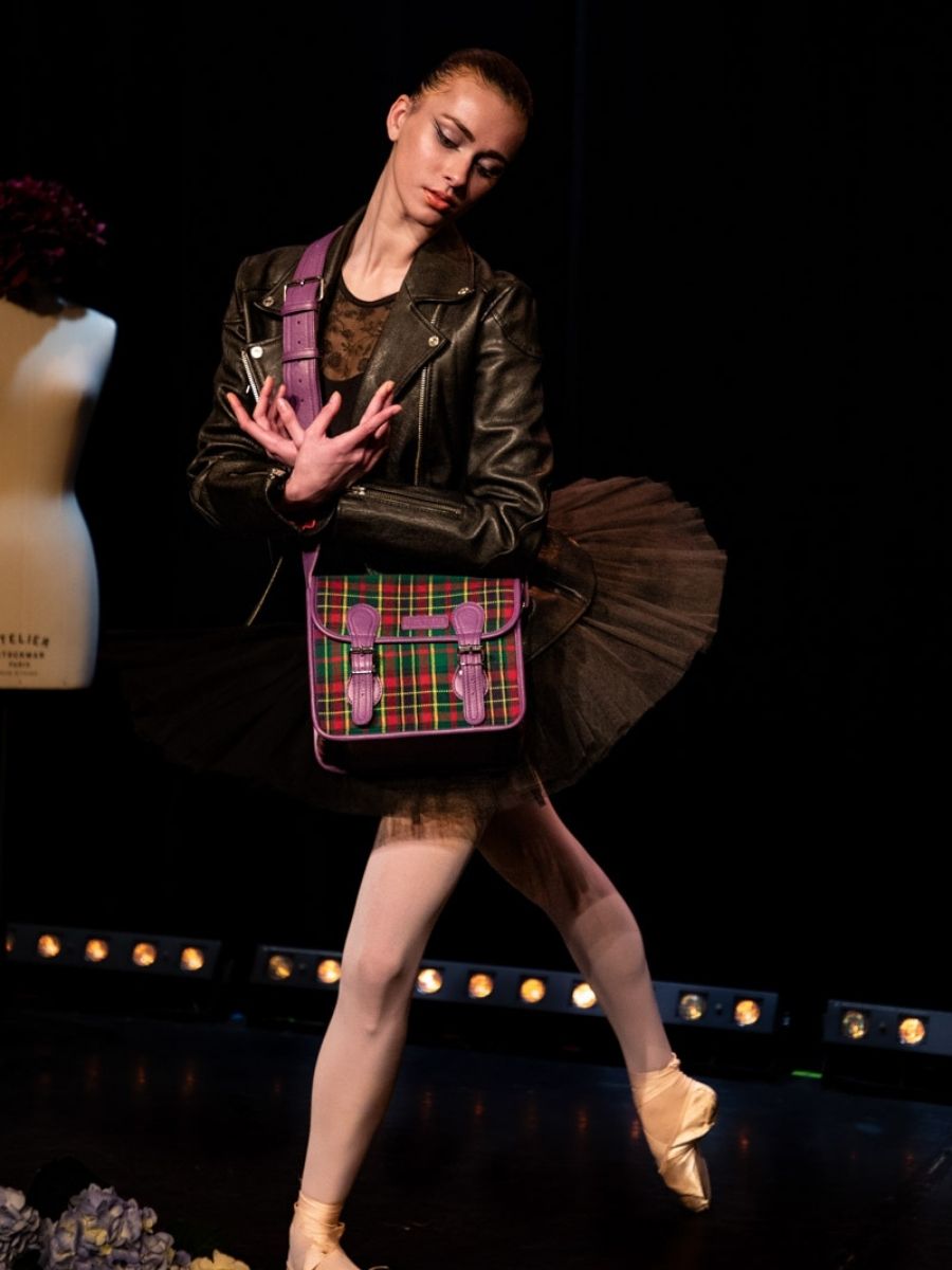 foto-en-primer-plano-material-bolso-bandolera-cuero-tejido-tartán-lasacoche-s-versus-paul-marius-m02s10-sco-gr-p