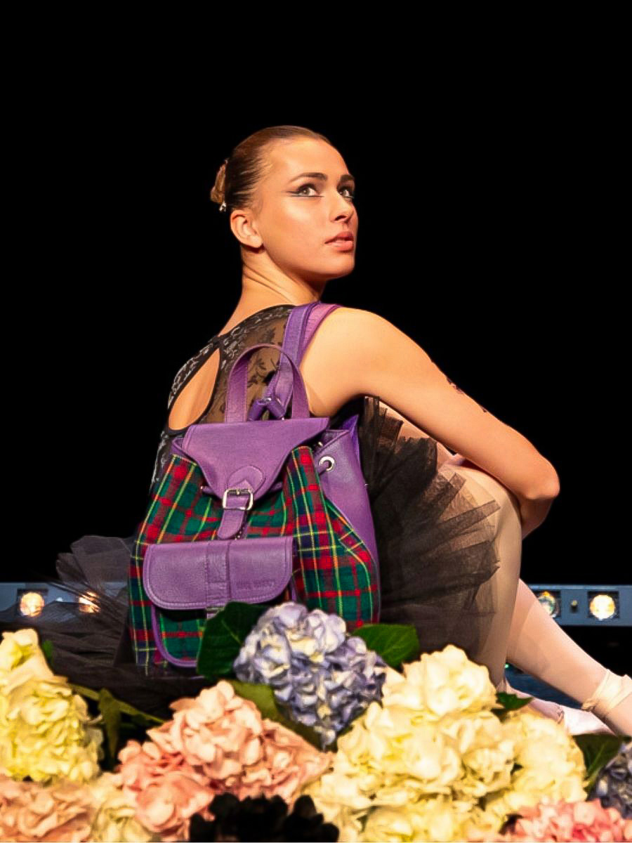 foto-en-primer-plano-material-mochila-cuero-tejido-tartan-lebaroudeur-versus-paul-marius-m40-sco-gr-p