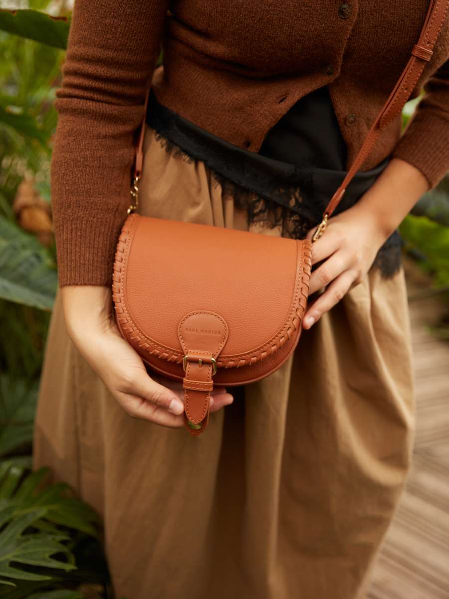 bolso-bandolera-cuero-LeBobo-natural-vista-lateral-w61s-l