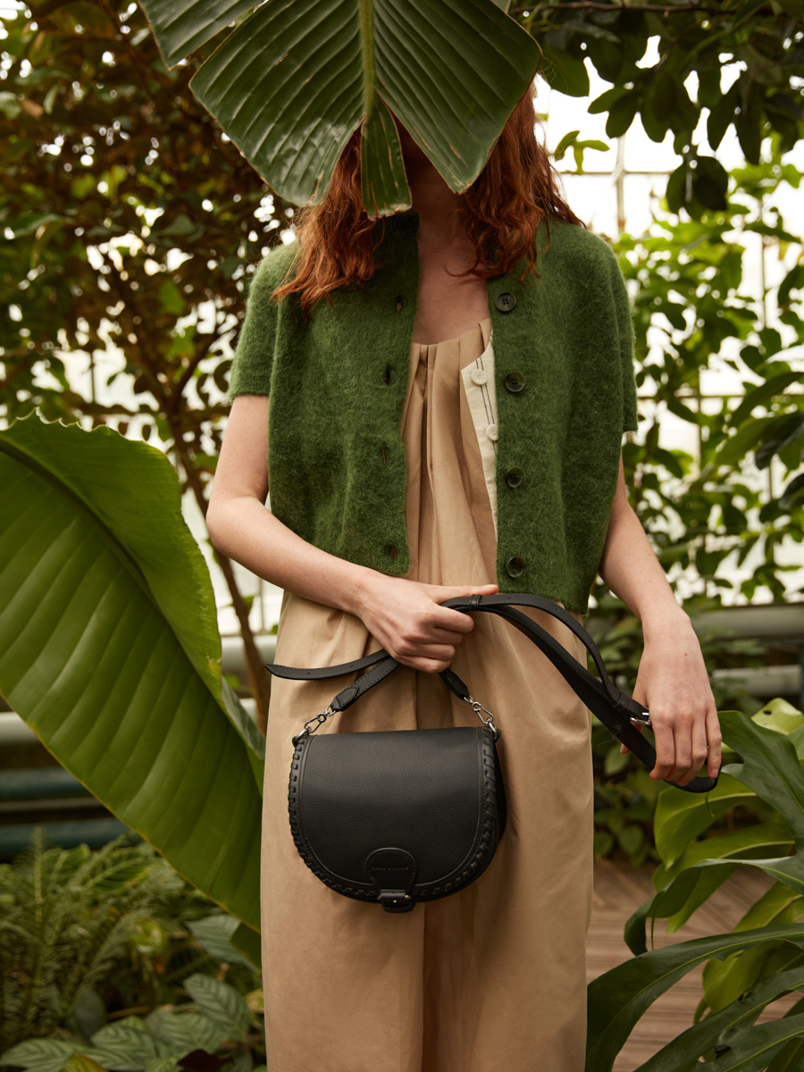 bolso-bandolera-de-cuero-LeBobo-negro-vista-llevada-w61s-b