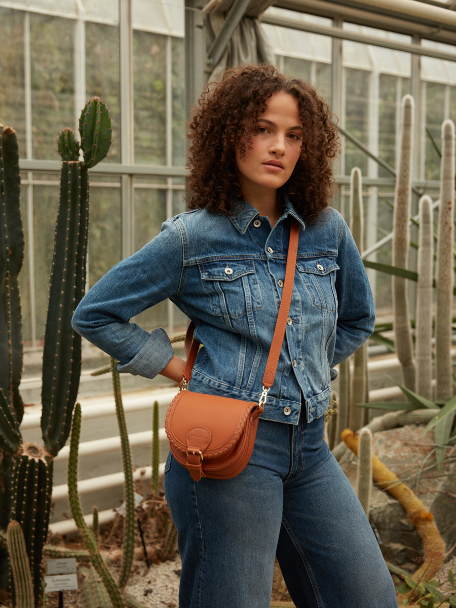 mini-bolso-bandolera-cuero-marrón-LeBobo XS-natural-vista-lateral-w61xs-l