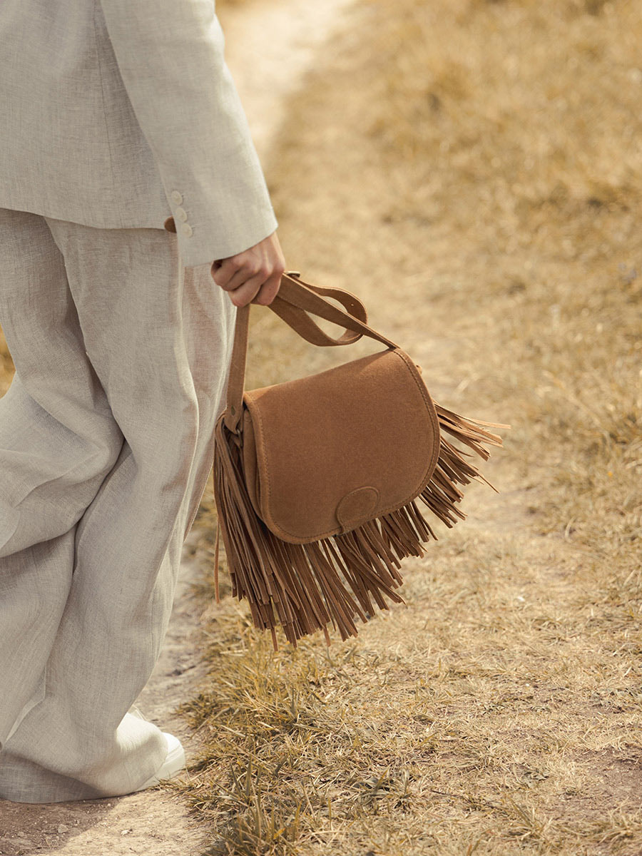 bolso-bandolera-flecos-marrón-lebohemien-folk-habana-vista-frontal-m44-fol-su-l