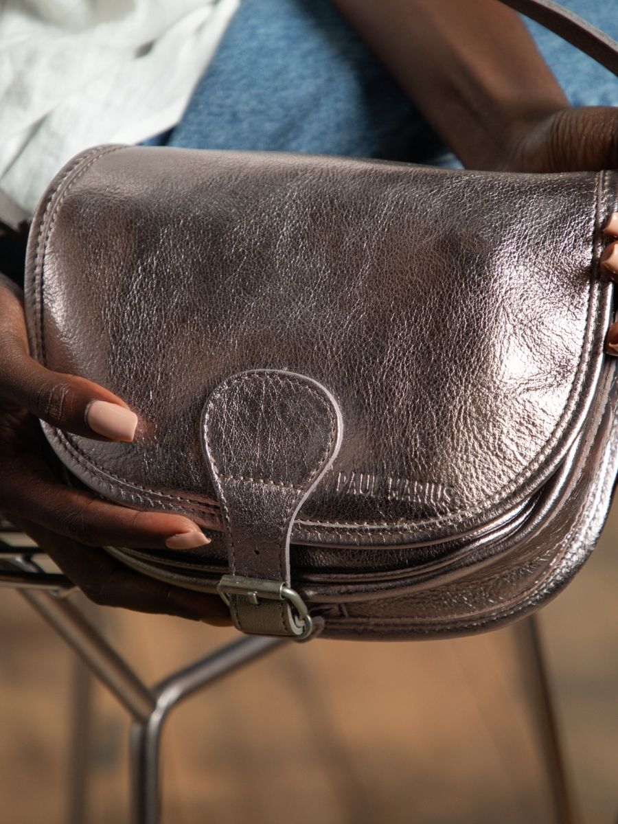 foto-zoom-material-bolso-bandolera-cuero-plateado-lebohemien-acero-paul-marius-m44-gm