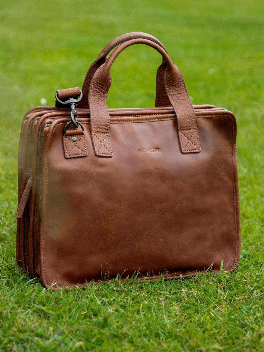 foto-vista-frontal-portadocumentos-cuero-unisex-marrón-leconquerant-tabaco-paul-marius-b01-mk