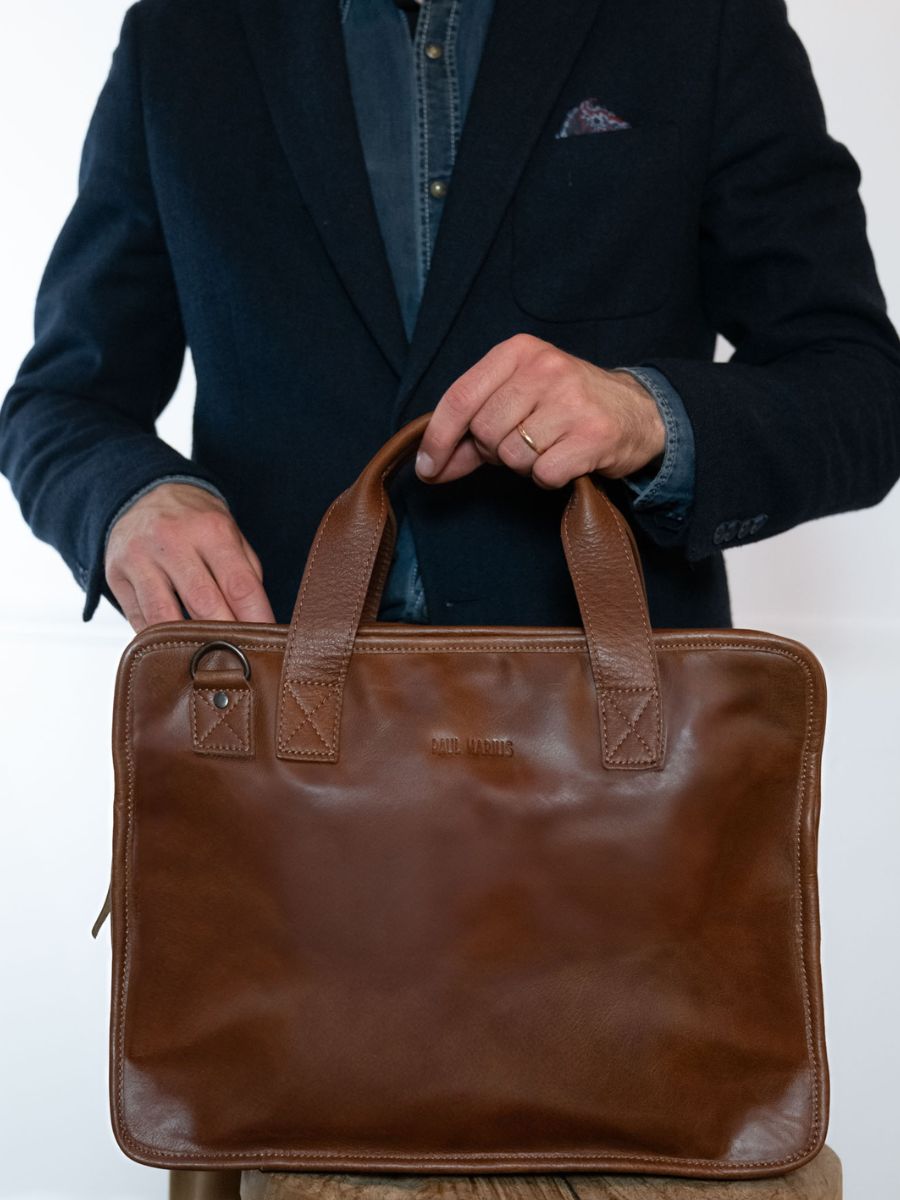 foto-vista-de-zoom-material-portadocumentos-cuero-unisex-marrón-leconquerant-tabaco-paul-marius-b01-mk