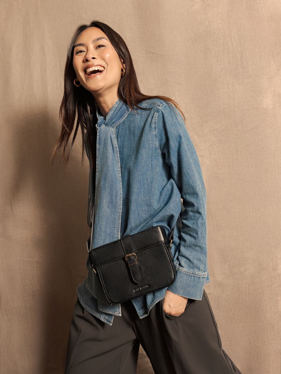 bolso-bandolera-lecoquin-negro-aceitado-vista-zoom-material-m405-obl