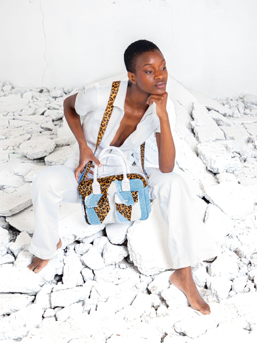 foto-vista-zoom-material-bolso-mano-cuero-blanco-leopardo-ledandy-s-chimere-denim-blanco-paul-marius-w04s-ch-w-denim