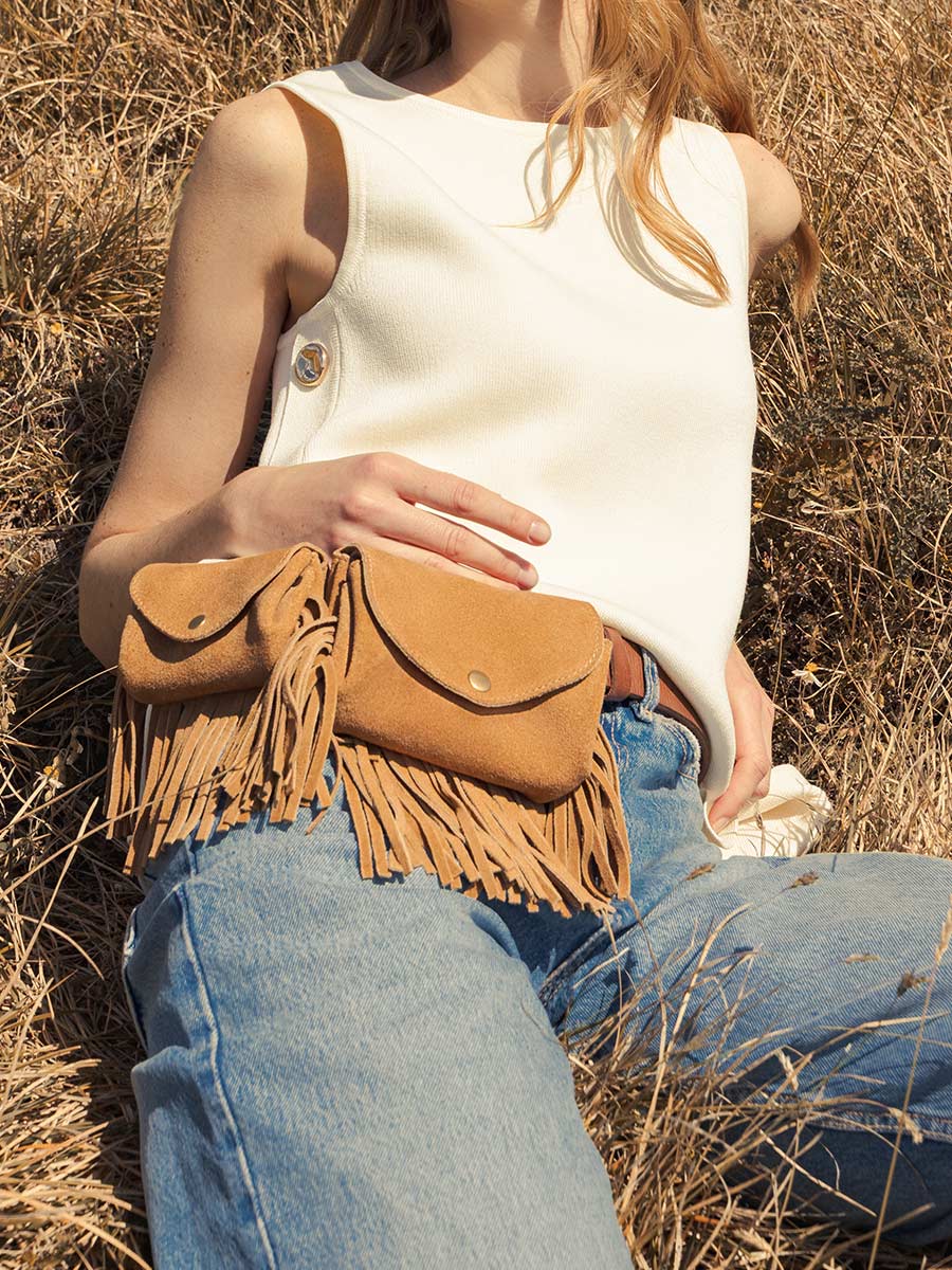 pochette-franges-marron-legustave-m-folk-havane-vue-cote-clpm-fol-su-l
