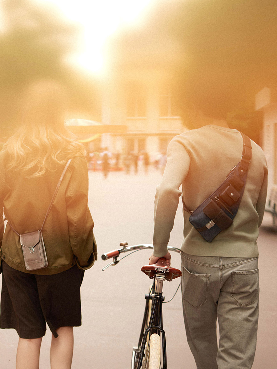 bolso-bandolera-cuero-holster-negro aceite-vista-zoom-material-w62-obl