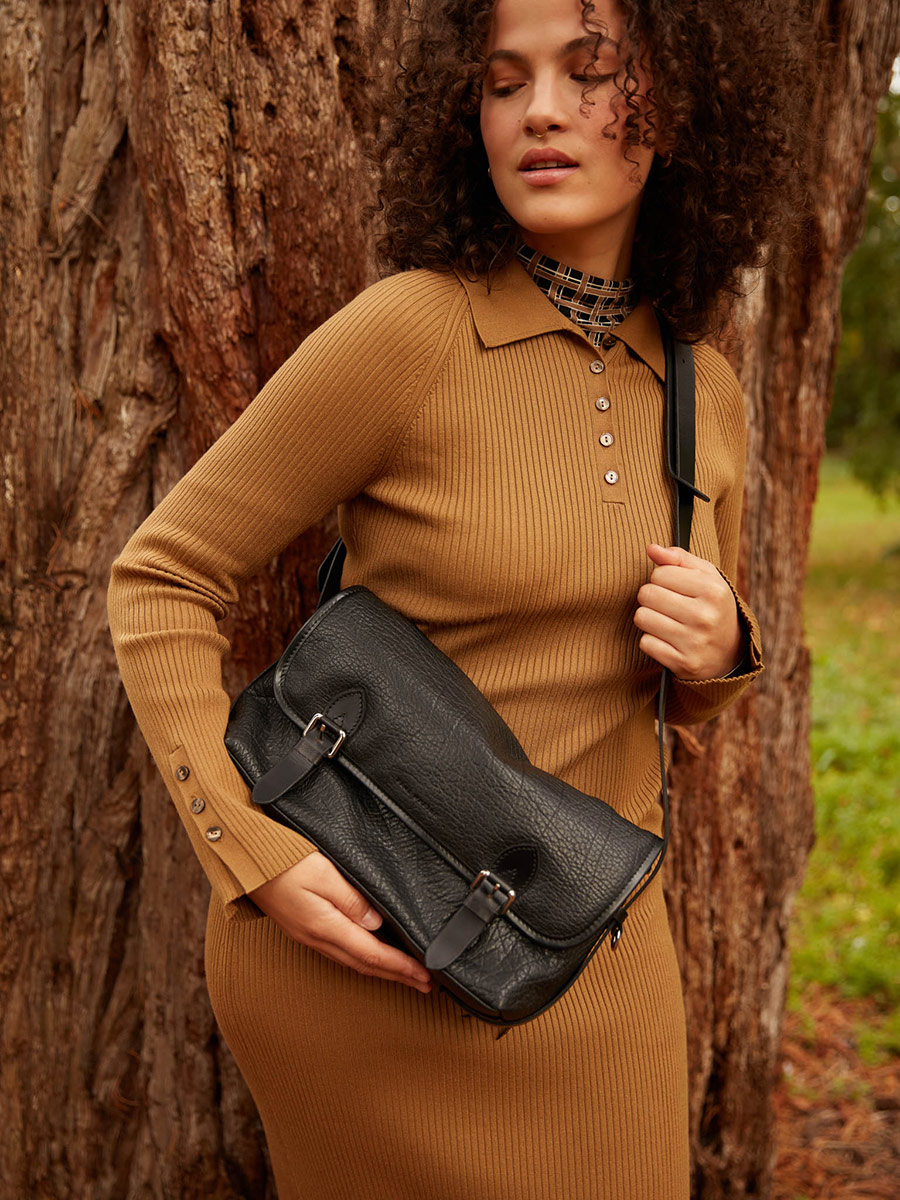 bolso-bandolera-cuero-Loulou-negro-vista-llevada