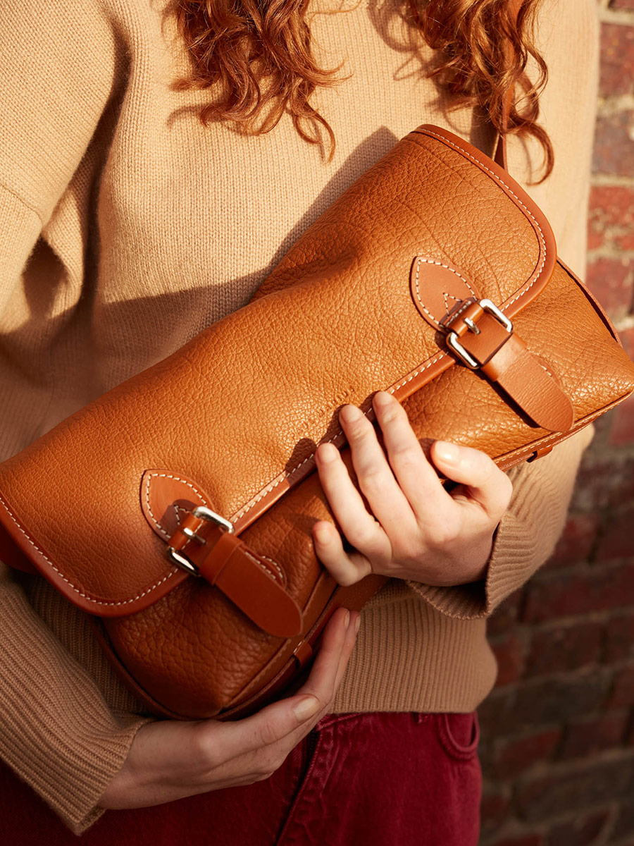 bolso-bandolera-cuero-Loulou-natural-zoom-material