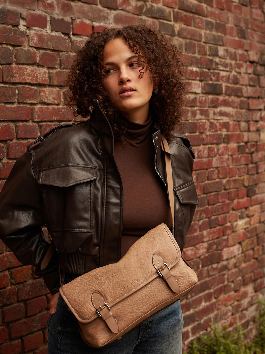 bolso-bandolera-cuero-Loulou-taupe-vista-lateral