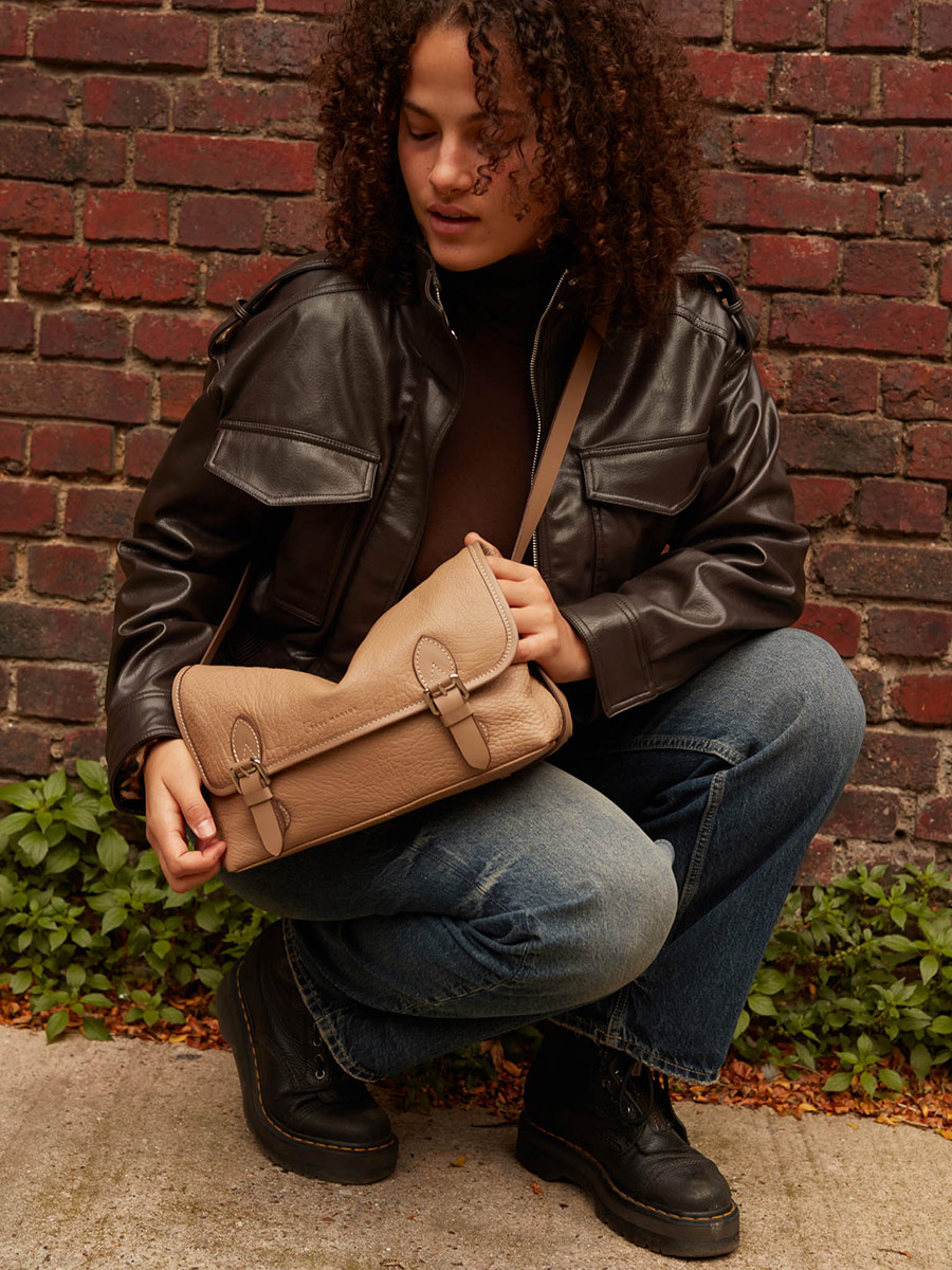 bolso-bandolera-cuero-Loulou-taupe-zoom-material