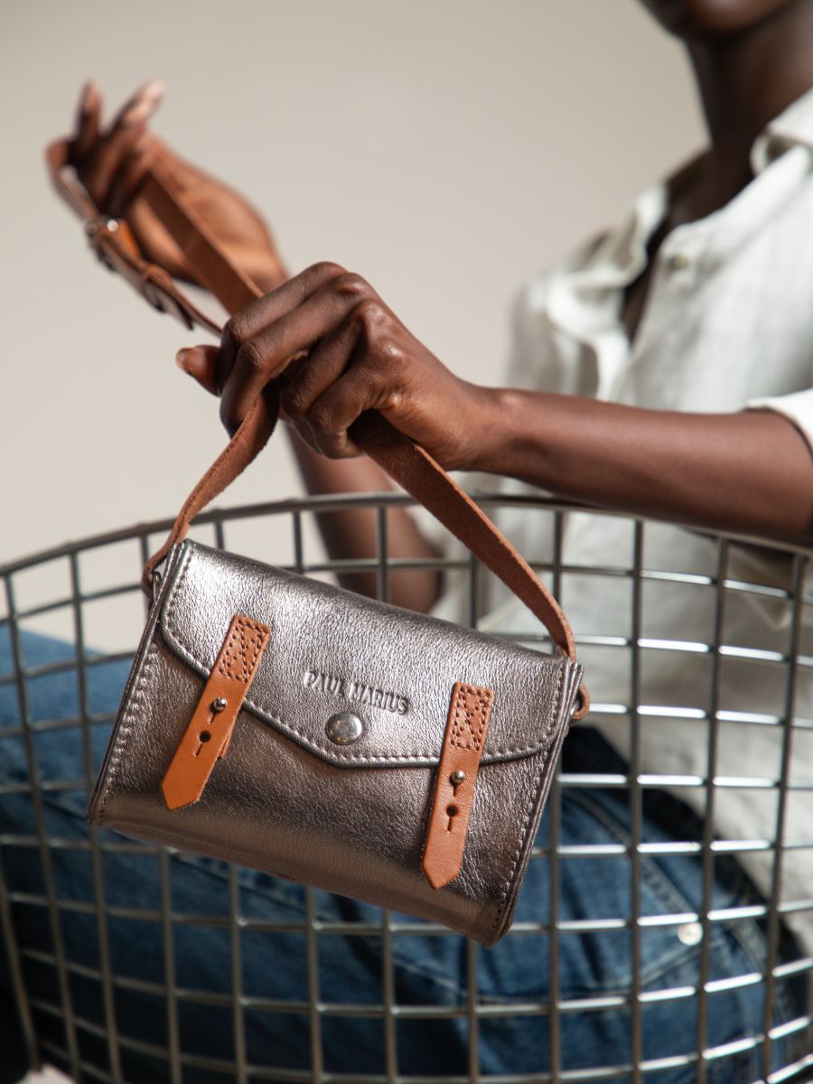 foto-zoom-material-bolso-bandolera-cuero-plateado-lindispensable-acero-paul-marius-w08-gm