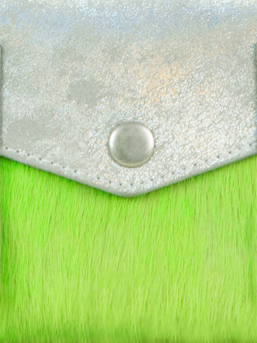 foto-vista-zoom-material-bolso-bandolera-cuero-verde-lemini-indispensable-creature-verde-ácido-paul-marius-w08s-crea-s-gr