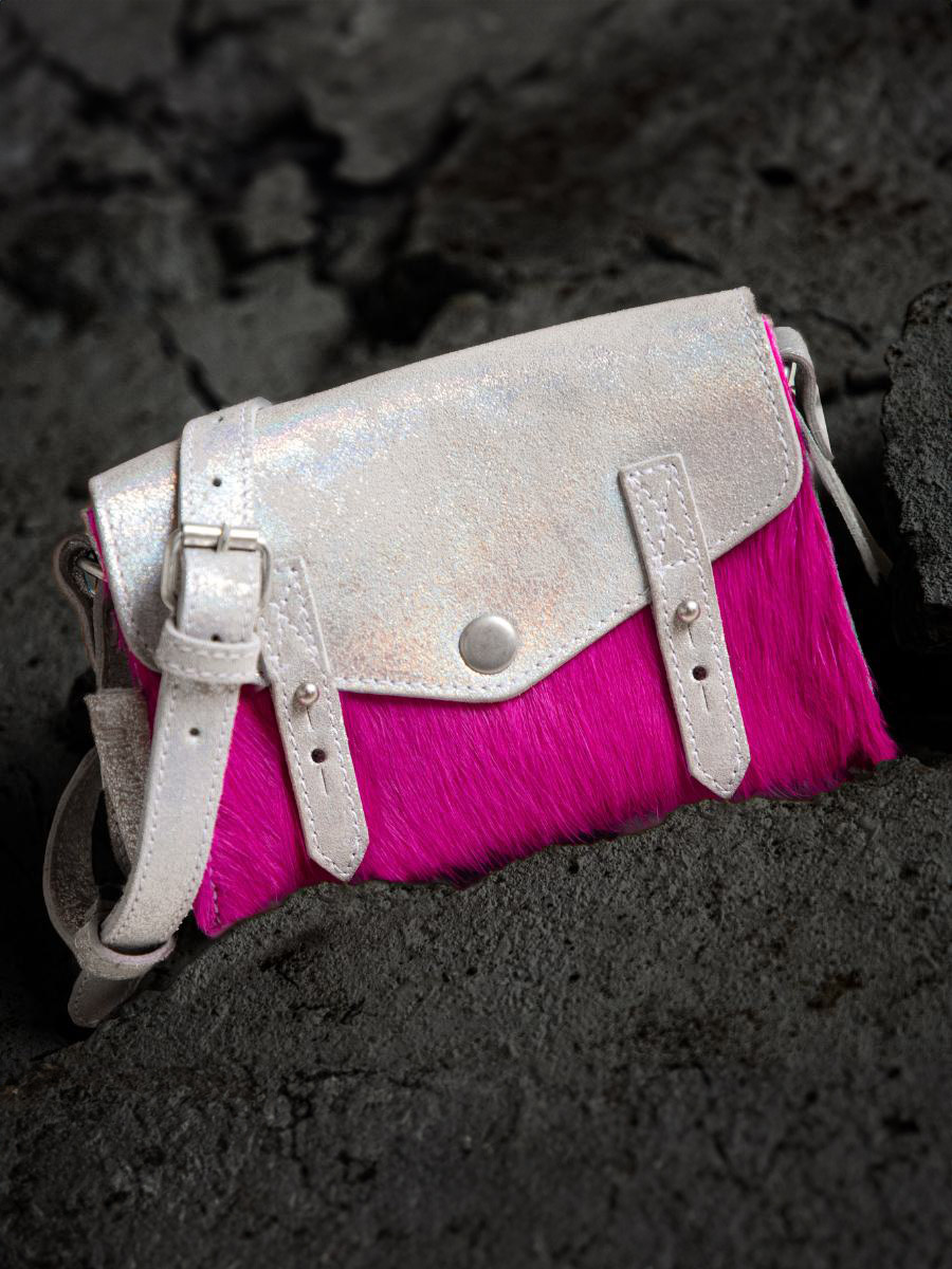 foto-vista-frontal-bolso-bandolera-cuero-rosa-lemini-indispensable-creature-rosa-ácida-paul-marius-w08s-crea-s-pi